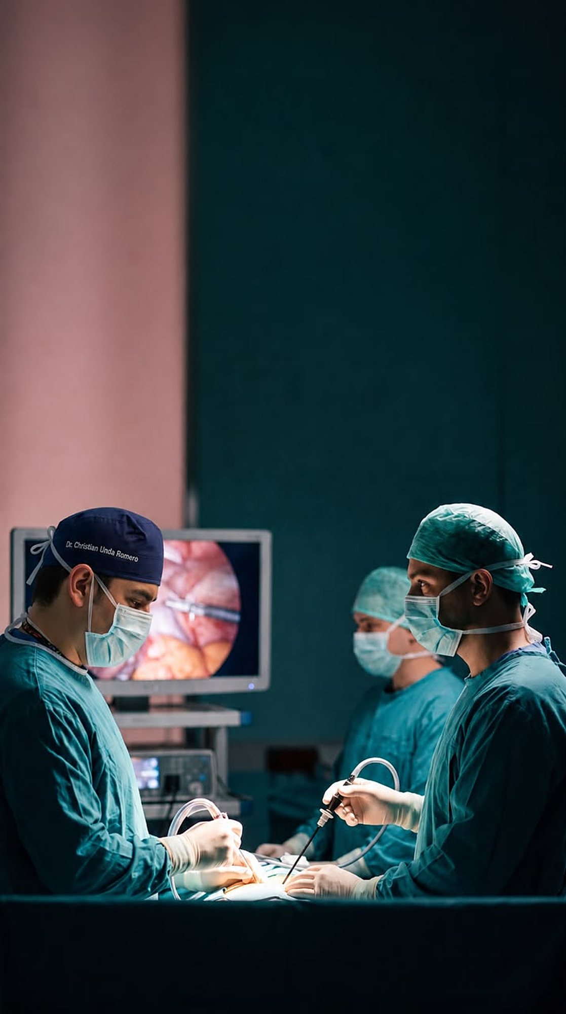 Cirujanos durante una laparoscopia, guiados por la cámara en el monitor